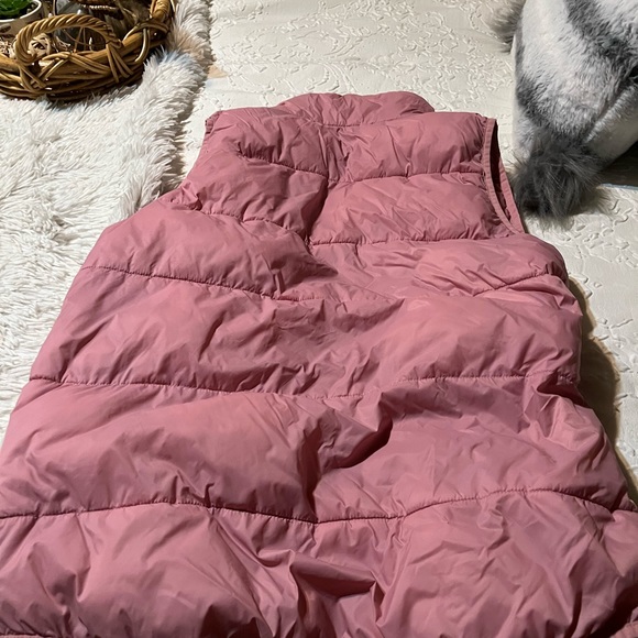 Womens Excersion puffer vest. - Picture 2 of 3